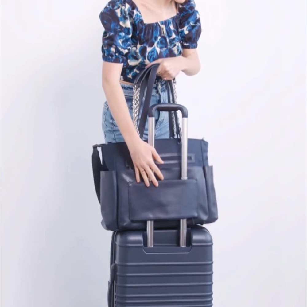 NWT BEIS The Diaper Bag 
in Navy - Picture 10 of 15